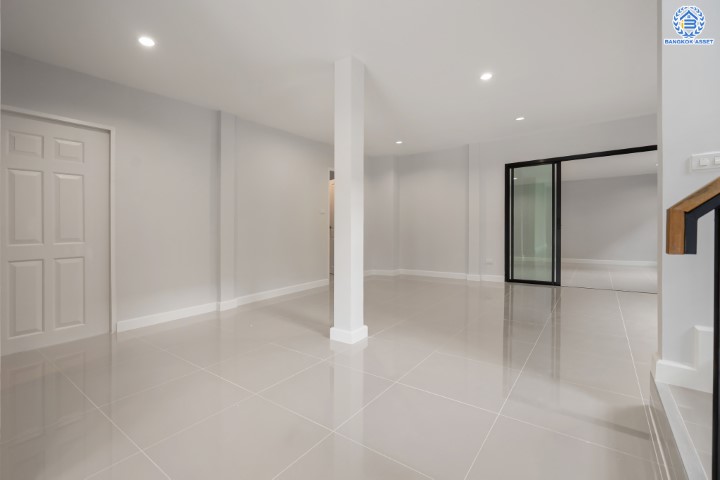 บ้านมือสองตกแต่งใหม่ ม.เมืองเอกประจิม พหลโยธิน87 ตกแต่งครบทุกฟังก์ชัน เนื้อที่ 100 ตร.ว. พื้นที่ใช้สอยเยอะ พร้อมฟังก์ชัน 3 ห้องนอน 4 ห้องน้ำ 1 ห้องอเนกประสงค์ 1 ห้องแม่บ้าน จอดรถได้ 4 คัน เชื่อมต่อทุกการเดินทาง ใกล้รถไฟฟ้าสายสีแดง "สถานีหลักหก"และทางด่วน "ศรีสมาน"